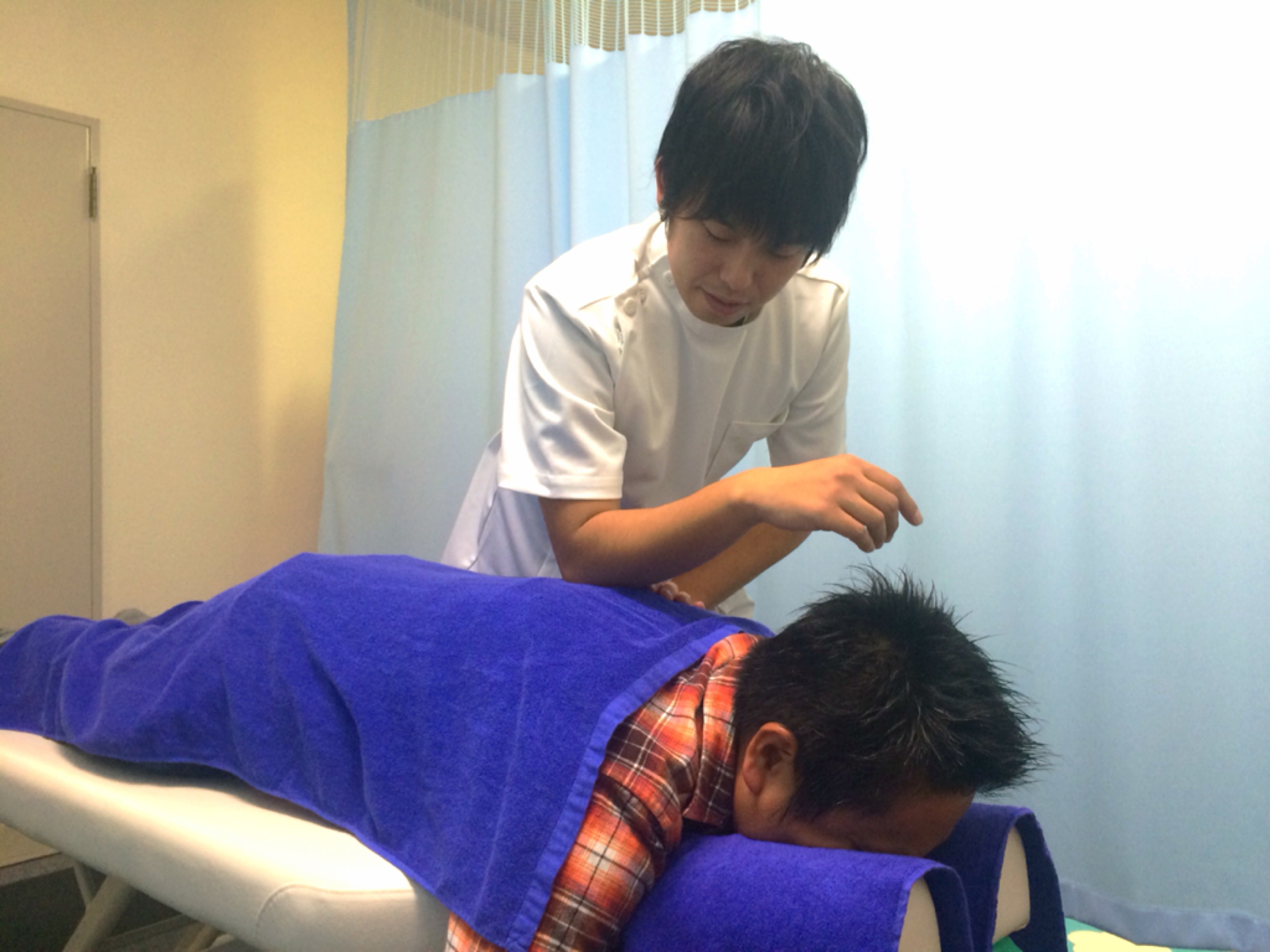 男性うつ伏せ施術